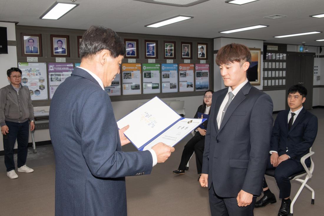 20230501_신규직원 임용장 수여식_3.jpg