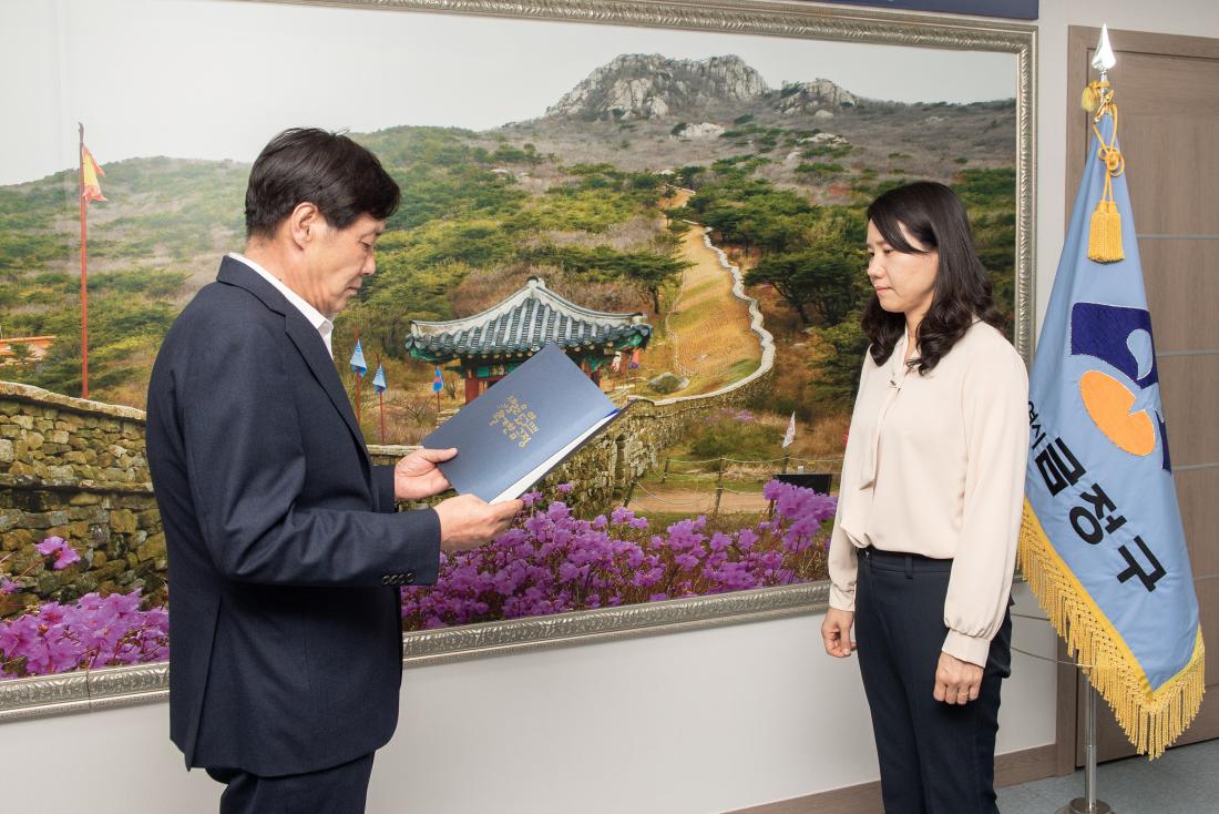 20230522_전입 직원 임용장 수여_3.jpg