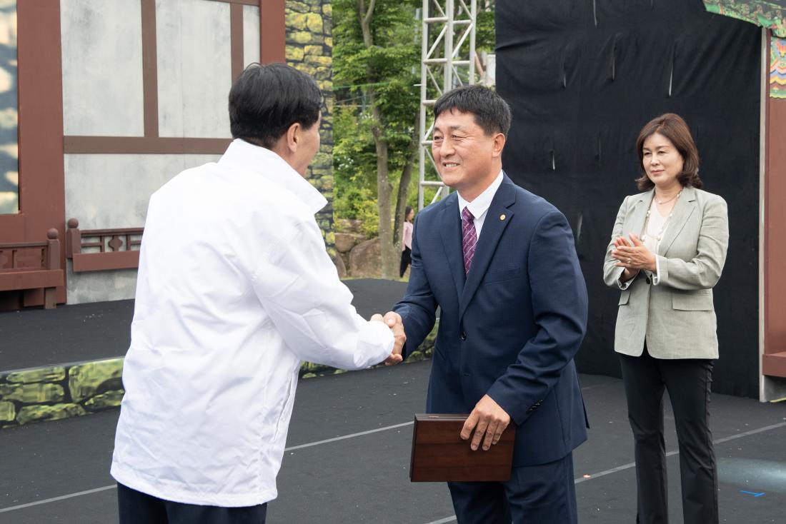 20230526_금정산성축제-향토봉사상 시상_4.jpg