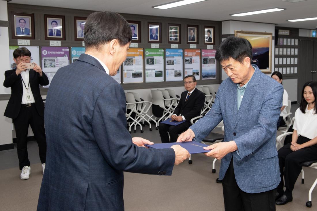 20230630_신규직원 임용장 수여_3.jpg