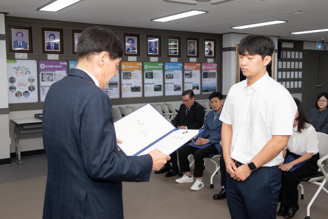 20230630_신규직원 임용장 수여_7.jpg