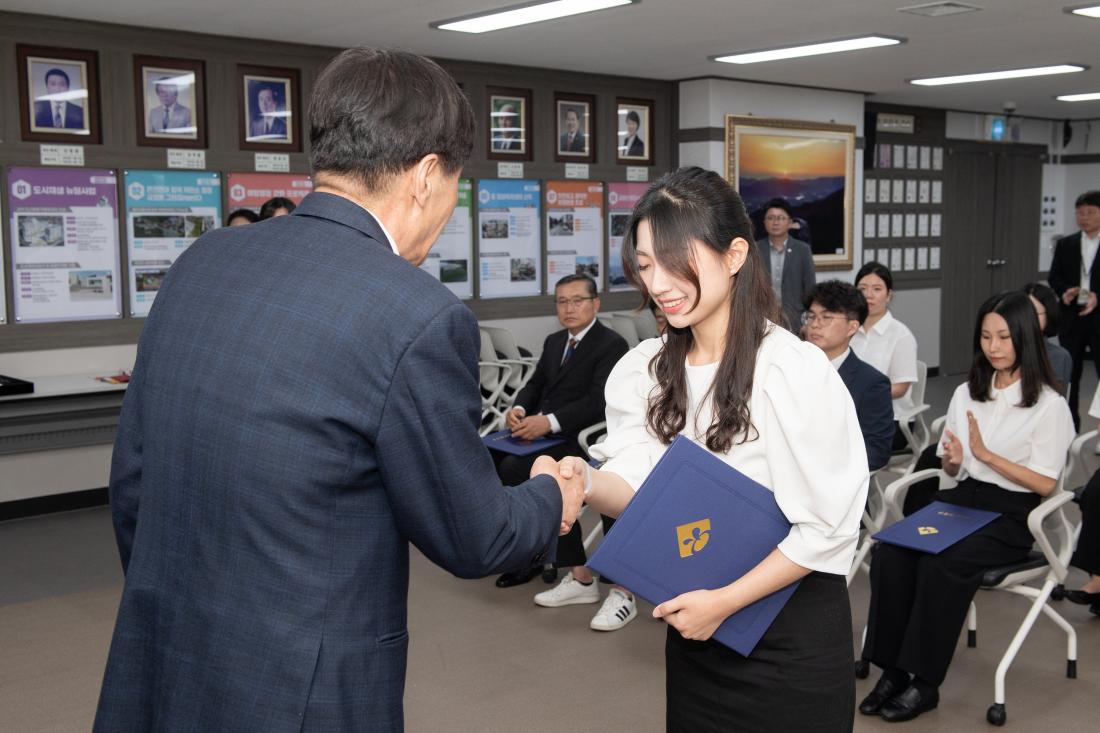 20230630_신규직원 임용장 수여_10.jpg