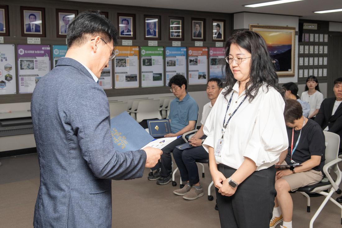 20230801_전입.보직부여.전보.신규 직원 임용장 수여식_6.jpg