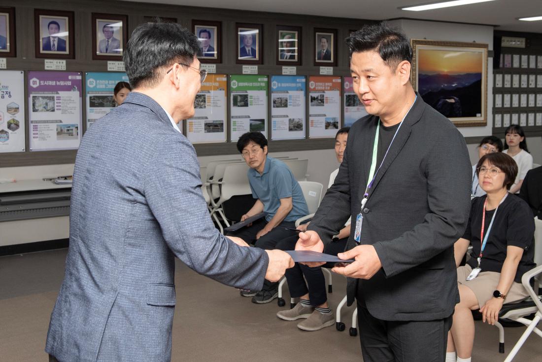 20230801_전입.보직부여.전보.신규 직원 임용장 수여식_4.jpg