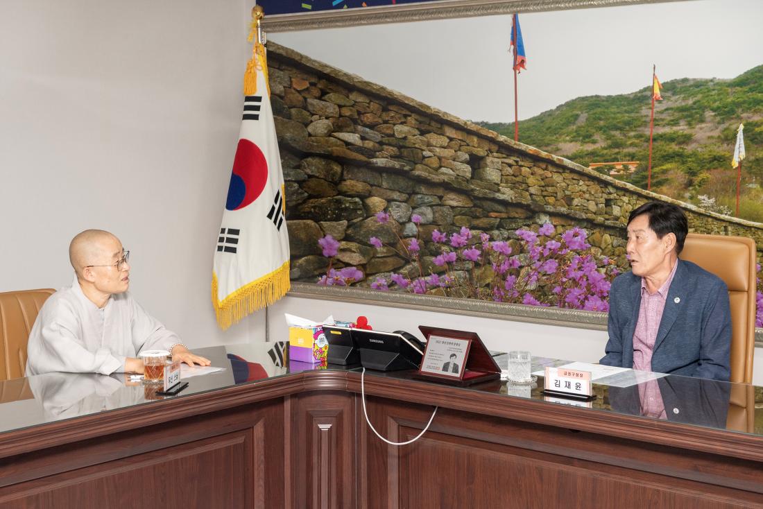 20230901_혜일암 우신스님, 이웃돕기 성금 기탁_4.jpg