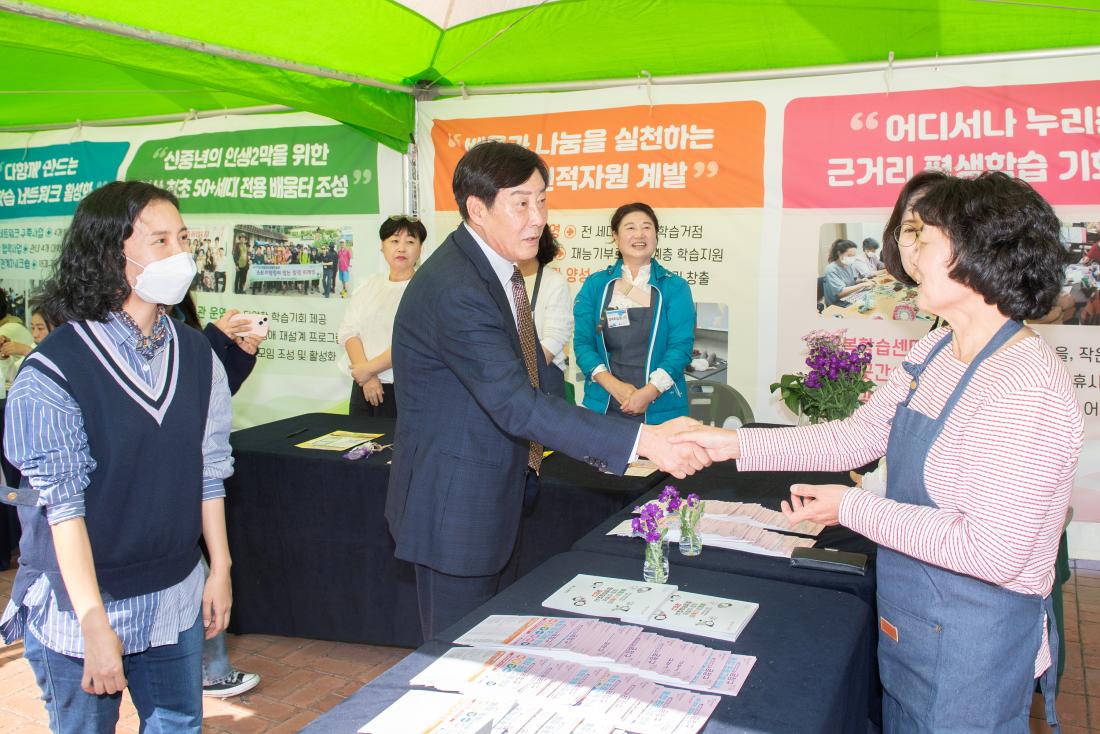 20231015_제11회 평생학습 박람회 부스 방문_15.jpg