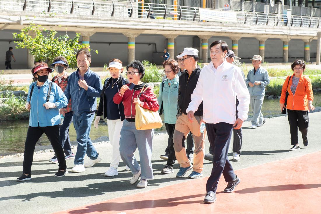 20231017_어르신 온천천 힐링 걷기 행사_8.jpg
