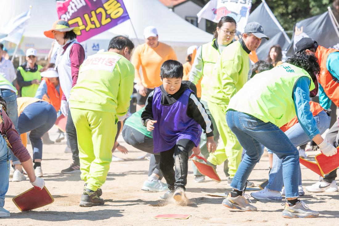 20231021_금정구민 한마음 체육대회-색판뒤집기,신발양궁,돼지굴리기_2.jpg