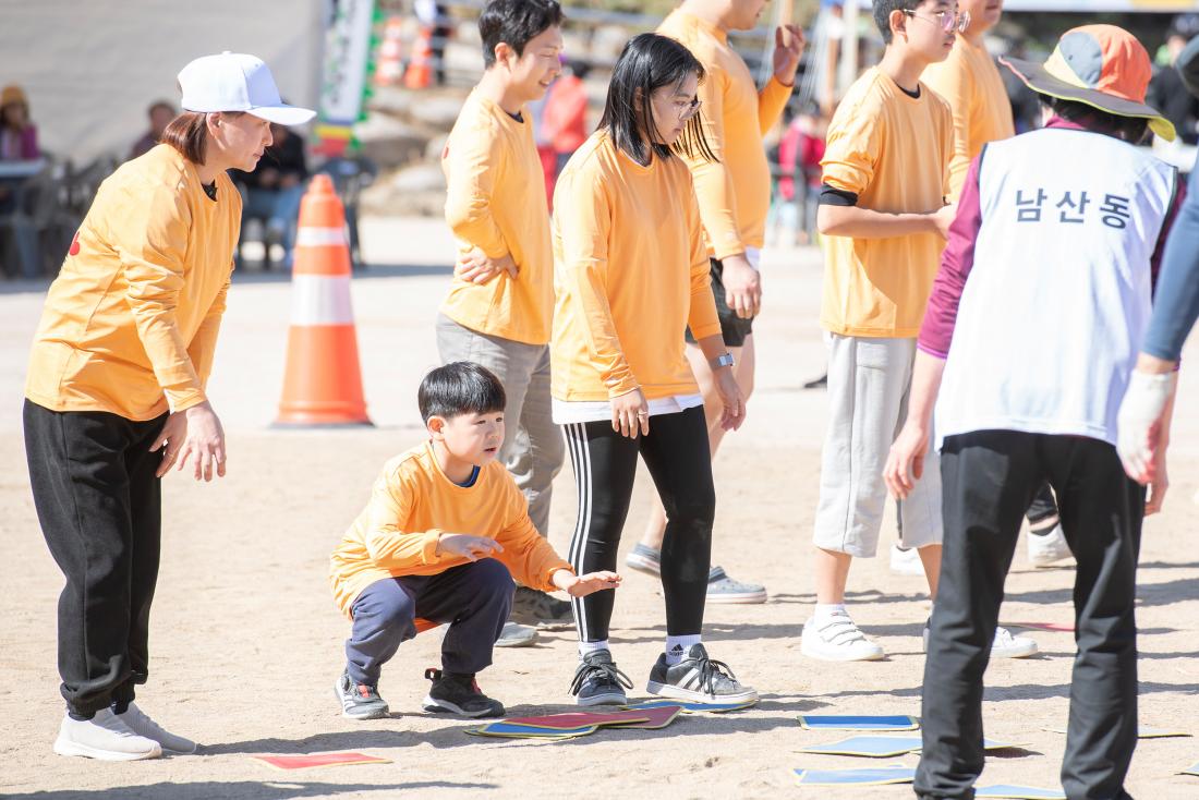 20231021_금정구민 한마음 체육대회-색판뒤집기,신발양궁,돼지굴리기_7.jpg