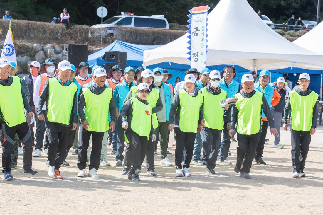20231021_금정구민 한마음 체육대회-색판뒤집기,신발양궁,돼지굴리기_17.jpg
