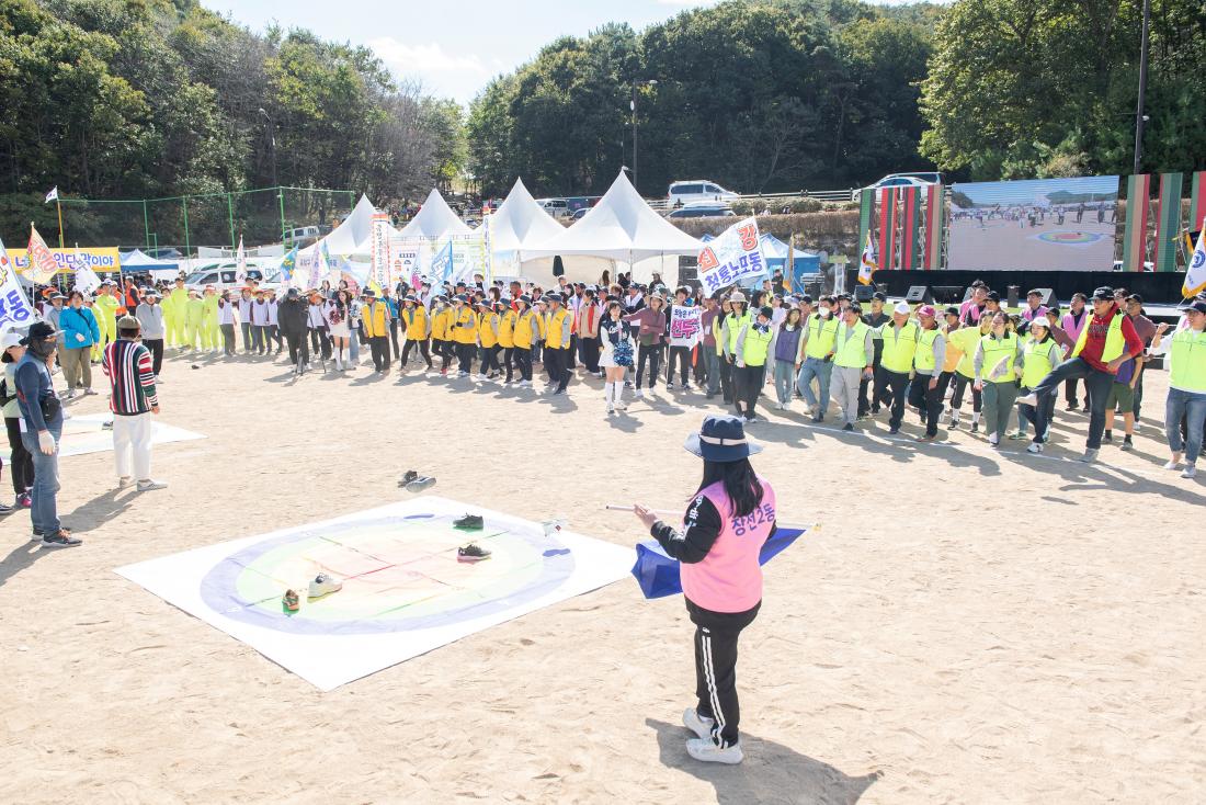 20231021_금정구민 한마음 체육대회-색판뒤집기,신발양궁,돼지굴리기_14.jpg