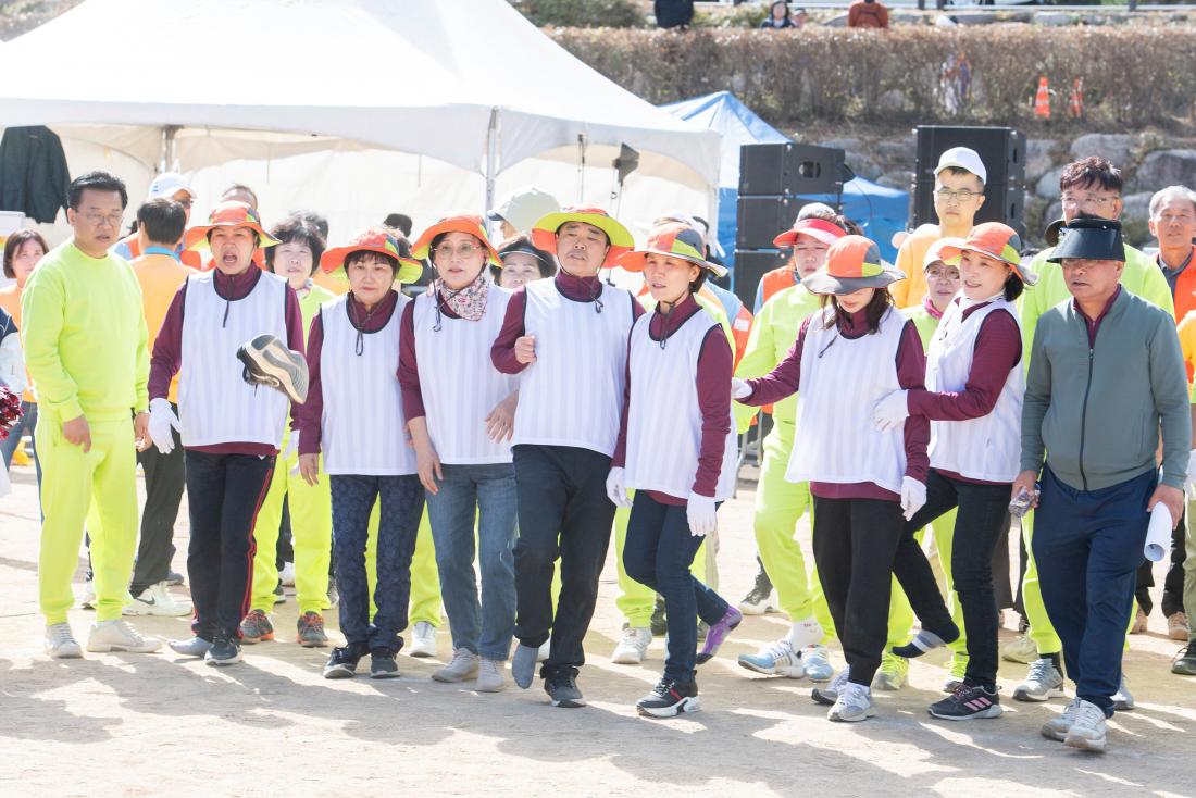20231021_금정구민 한마음 체육대회-색판뒤집기,신발양궁,돼지굴리기_18.jpg