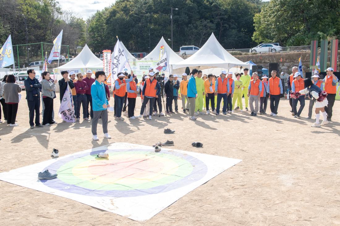 20231021_금정구민 한마음 체육대회-색판뒤집기,신발양궁,돼지굴리기_23.jpg