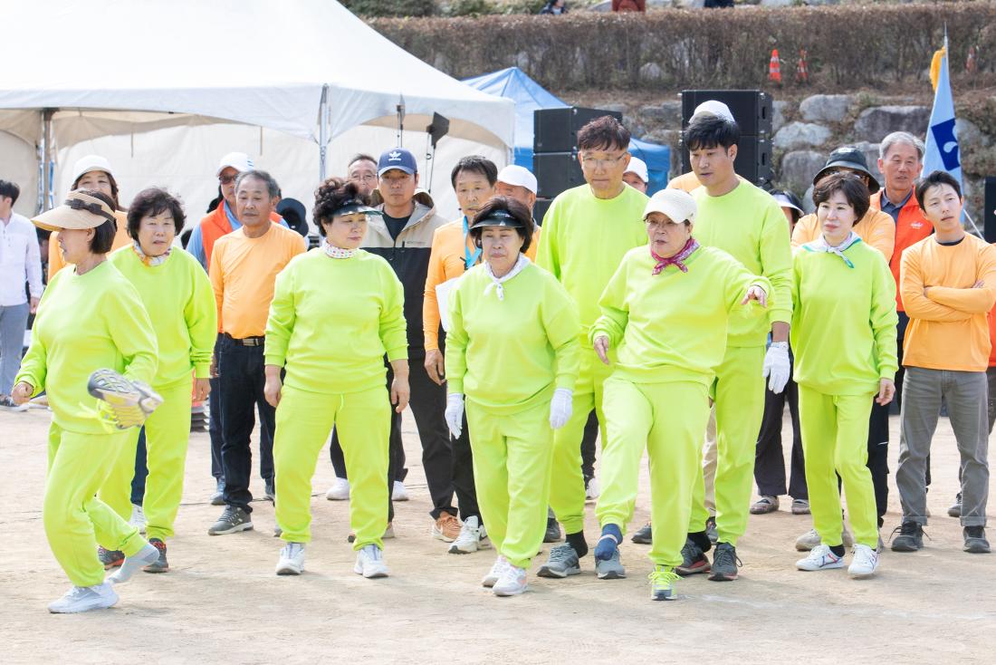20231021_금정구민 한마음 체육대회-색판뒤집기,신발양궁,돼지굴리기_21.jpg