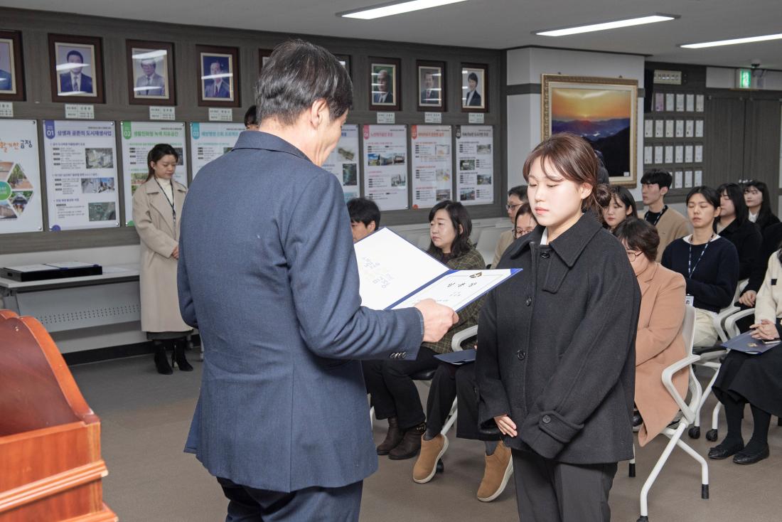 20240207_신규 직원 임용장 수여_9.jpg