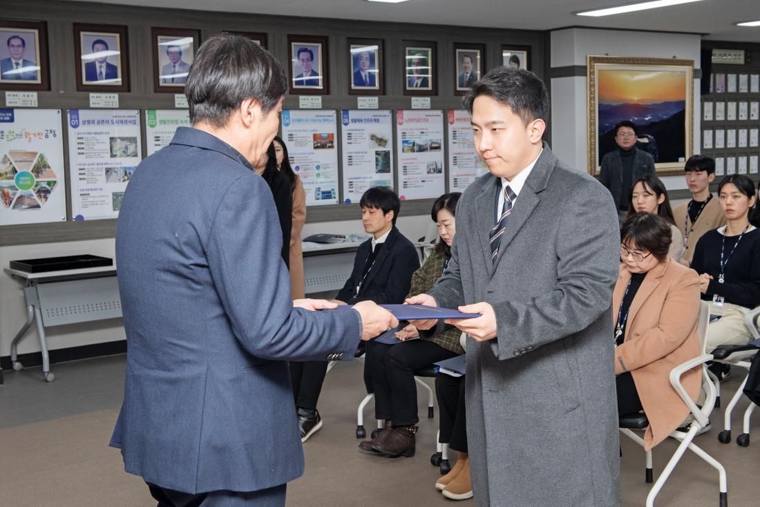 20240207_신규 직원 임용장 수여_22.jpg