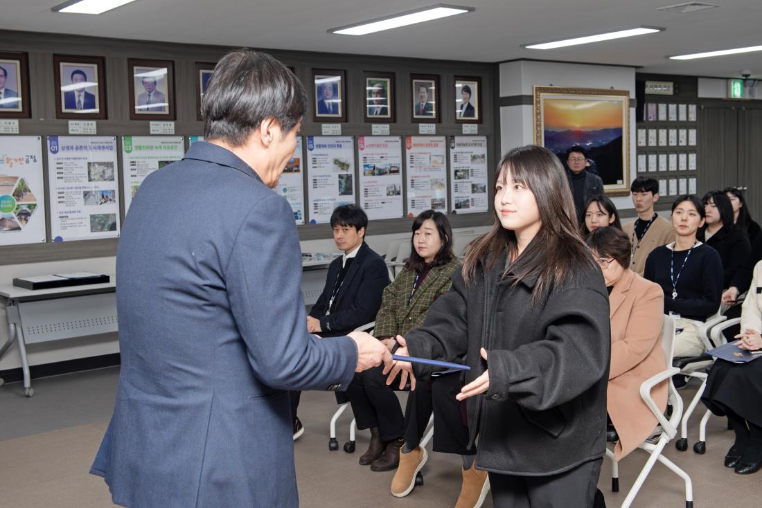 20240207_신규 직원 임용장 수여_2.jpg