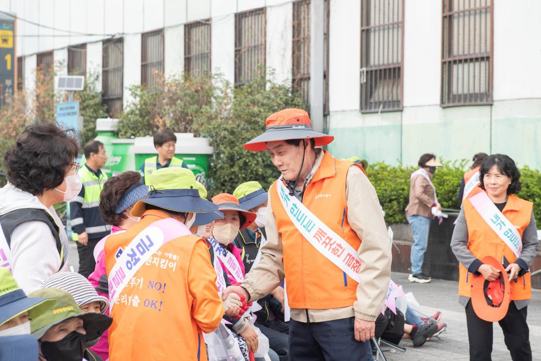 20240417_담배꽁초 없는 개끗한 거리 만들기 캠페인_2.jpg