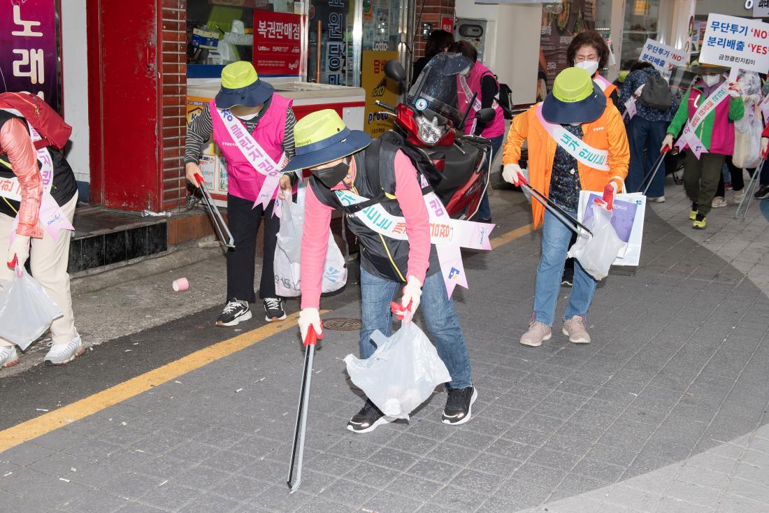 20240417_담배꽁초 없는 개끗한 거리 만들기 캠페인_24.jpg