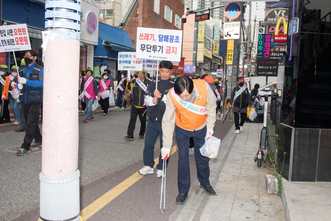 20240417_담배꽁초 없는 개끗한 거리 만들기 캠페인_15.jpg