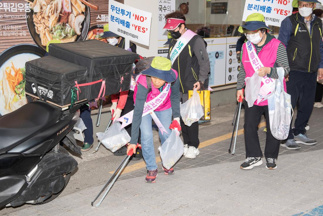 20240417_담배꽁초 없는 개끗한 거리 만들기 캠페인_23.jpg