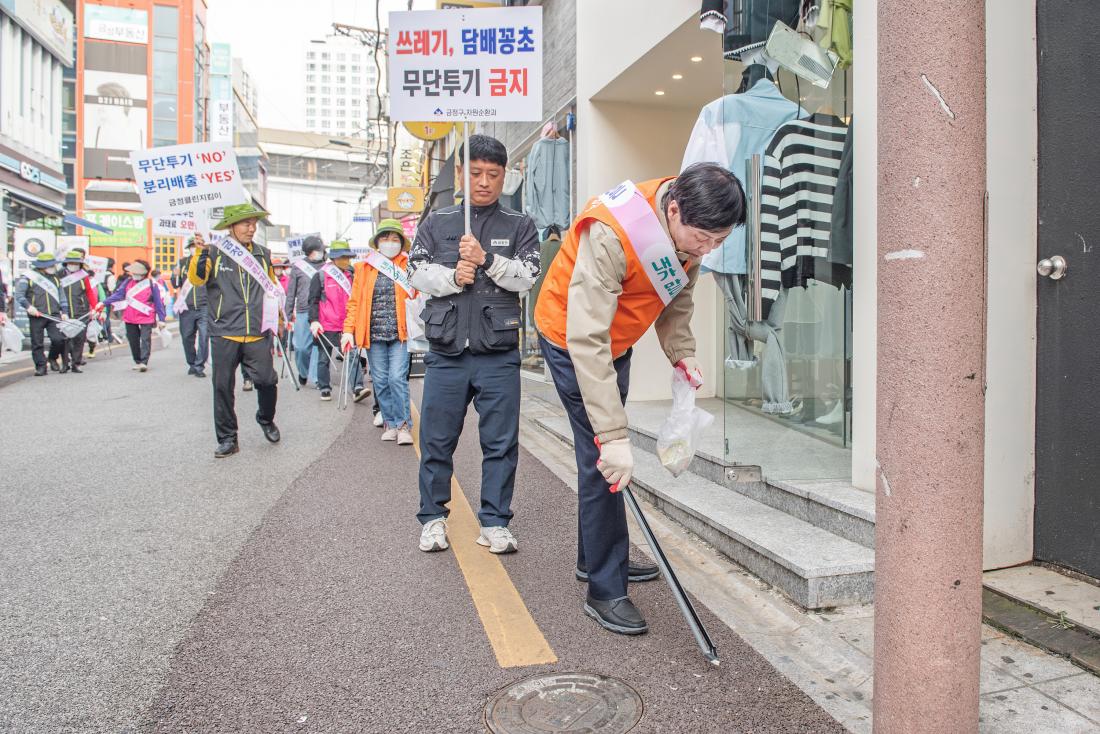 20240417_담배꽁초 없는 개끗한 거리 만들기 캠페인_12.jpg