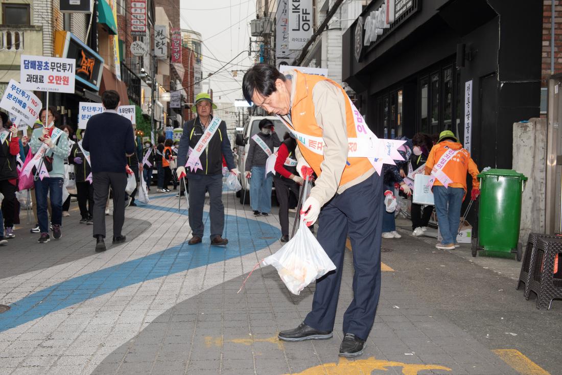 20240417_담배꽁초 없는 개끗한 거리 만들기 캠페인_28.jpg