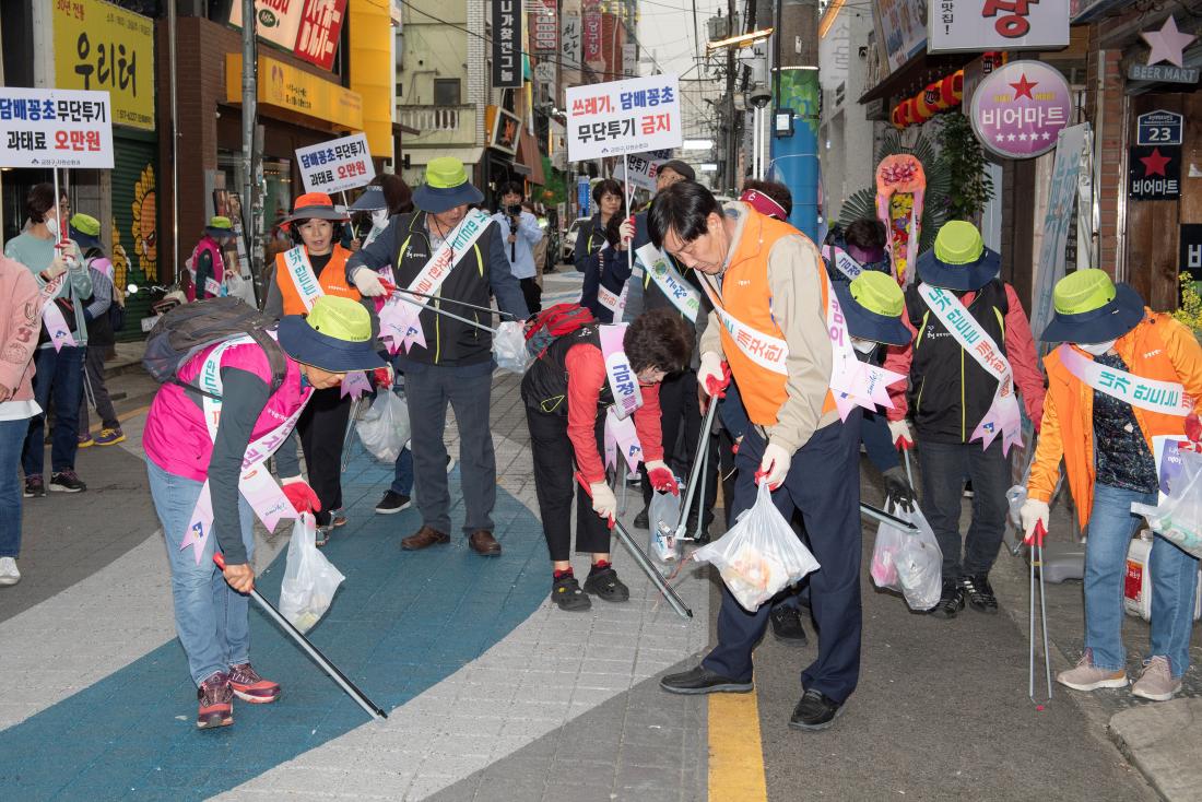 20240417_담배꽁초 없는 개끗한 거리 만들기 캠페인_30.jpg