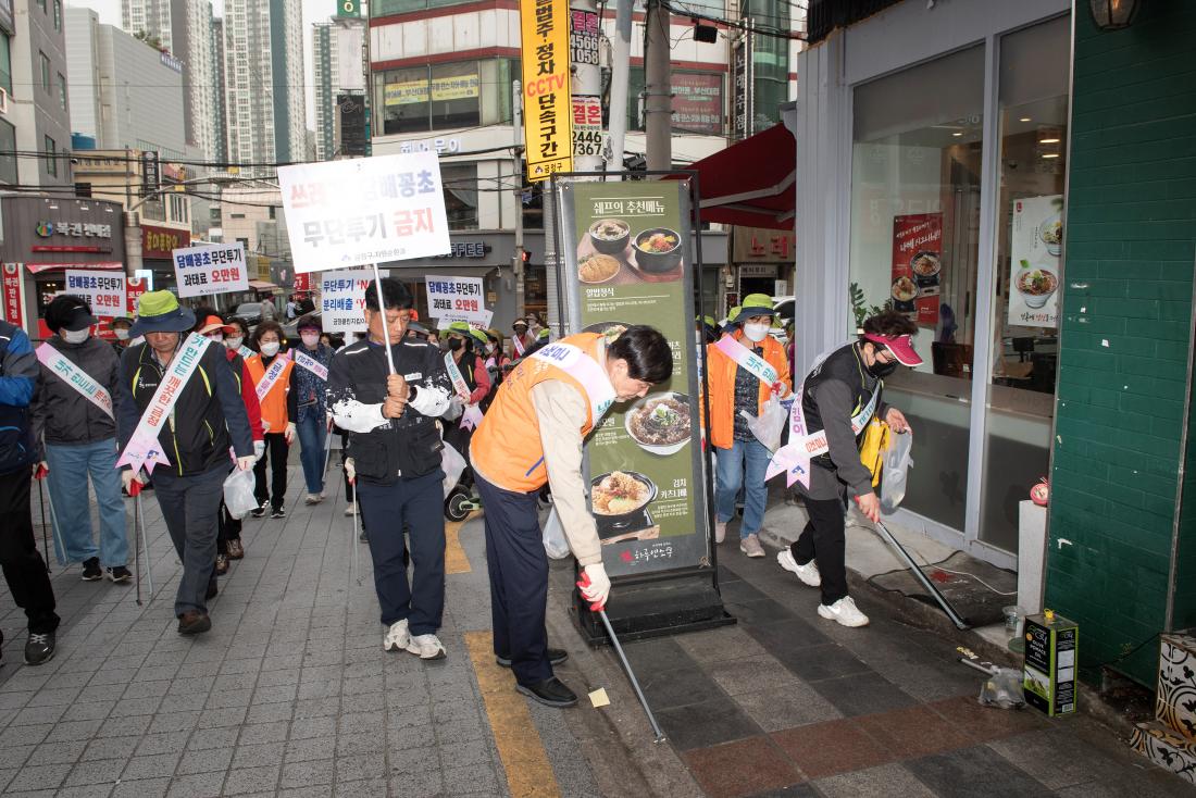 20240417_담배꽁초 없는 개끗한 거리 만들기 캠페인_17.jpg