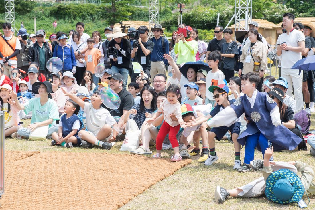 20240525_금정산성축제-대한민국 비눗방울 공연_15.jpg