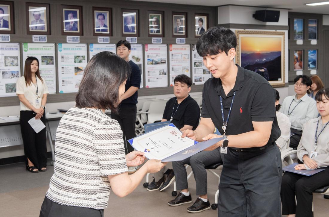 20240807_승진.보직부여.보직변경.전보.신규 직원 임용장 수여_23.jpg