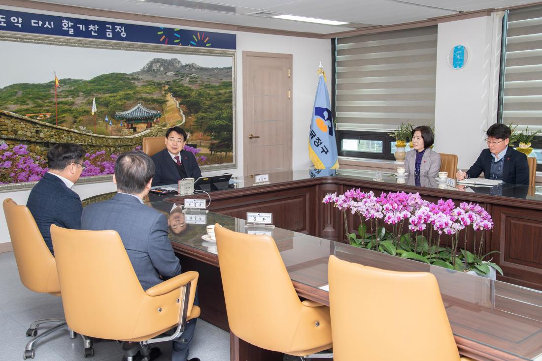 20241205_NH농협은행 구서동지점, 이웃돕기 성품&성금 기탁_4.jpg