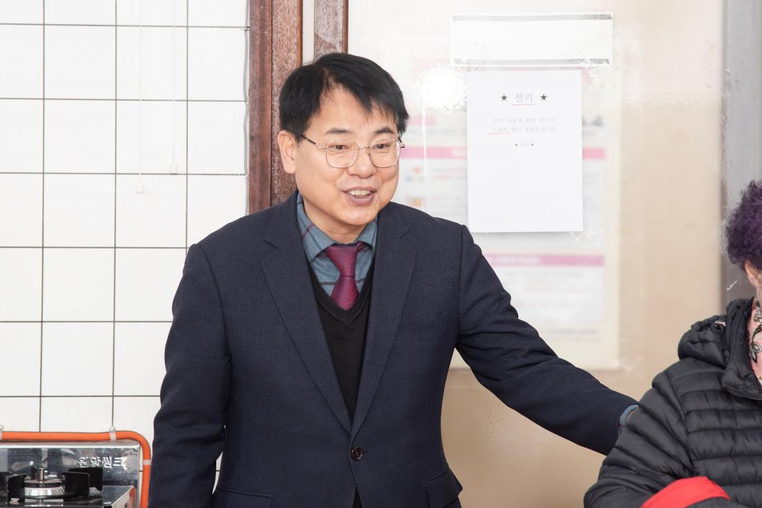 20241217_뉴그린아파트부녀자회 짜장면데이 나눔행사_4.jpg