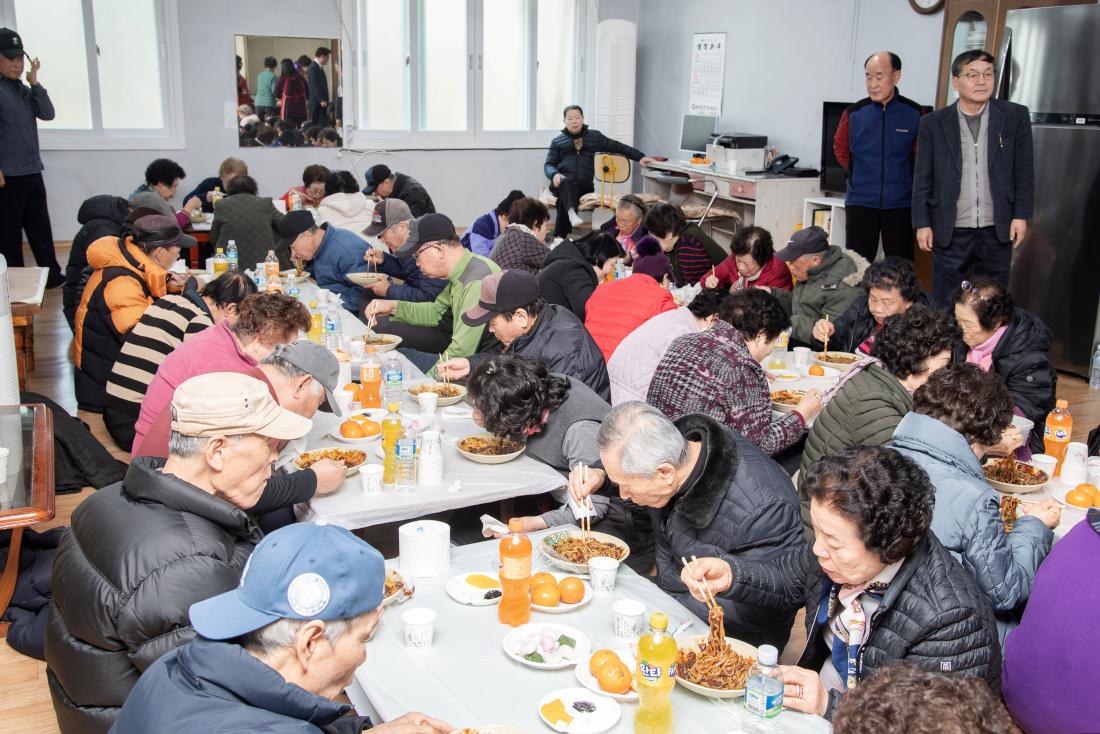 20241217_뉴그린아파트부녀자회 짜장면데이 나눔행사_8.jpg