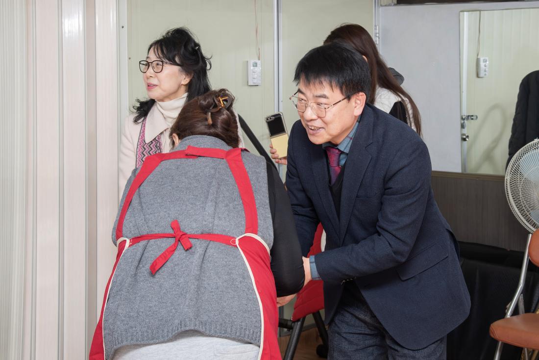 20241217_뉴그린아파트부녀자회 짜장면데이 나눔행사_3.jpg