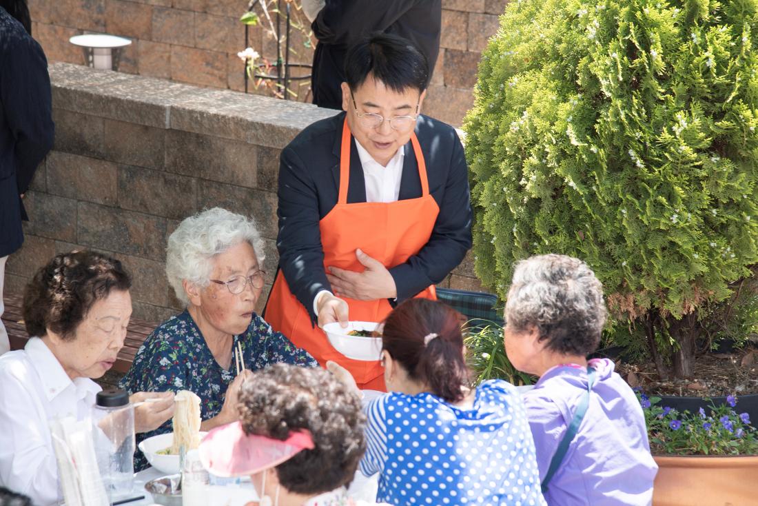 20250605_금사금빛풍물회 어르신 국수나눔 행사_11.jpg