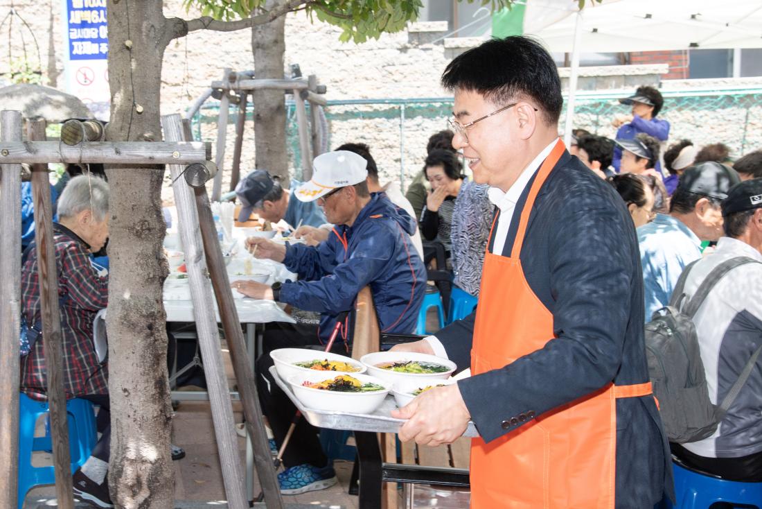 20250605_금사금빛풍물회 어르신 국수나눔 행사_4.jpg