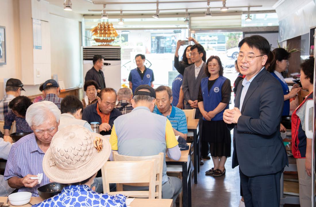 20250609_한국자유총연맹 청룡노포동위원회 어르신 식사대접_4.jpg