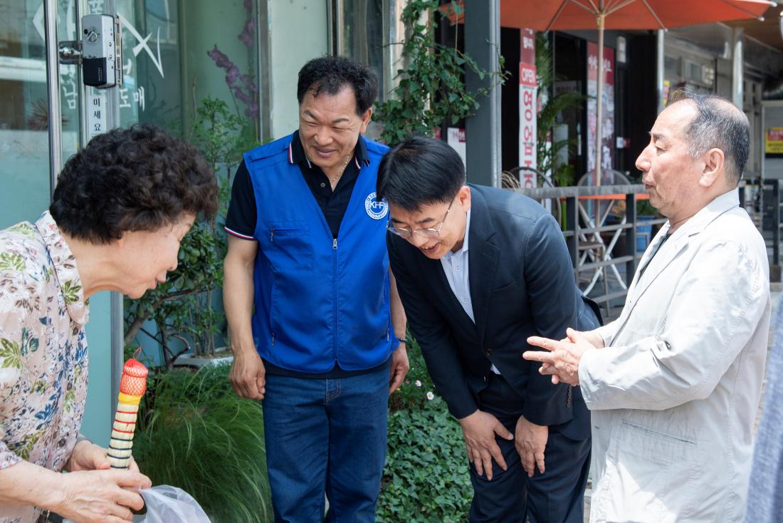 20250609_한국자유총연맹 청룡노포동위원회 어르신 식사대접_5.jpg