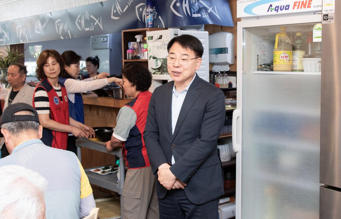 20250609_한국자유총연맹 청룡노포동위원회 어르신 식사대접_3.jpg