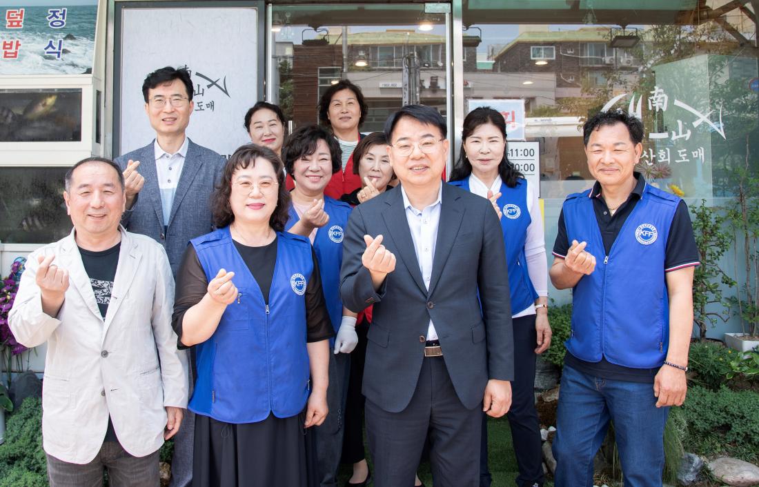 20250609_한국자유총연맹 청룡노포동위원회 어르신 식사대접_2.jpg