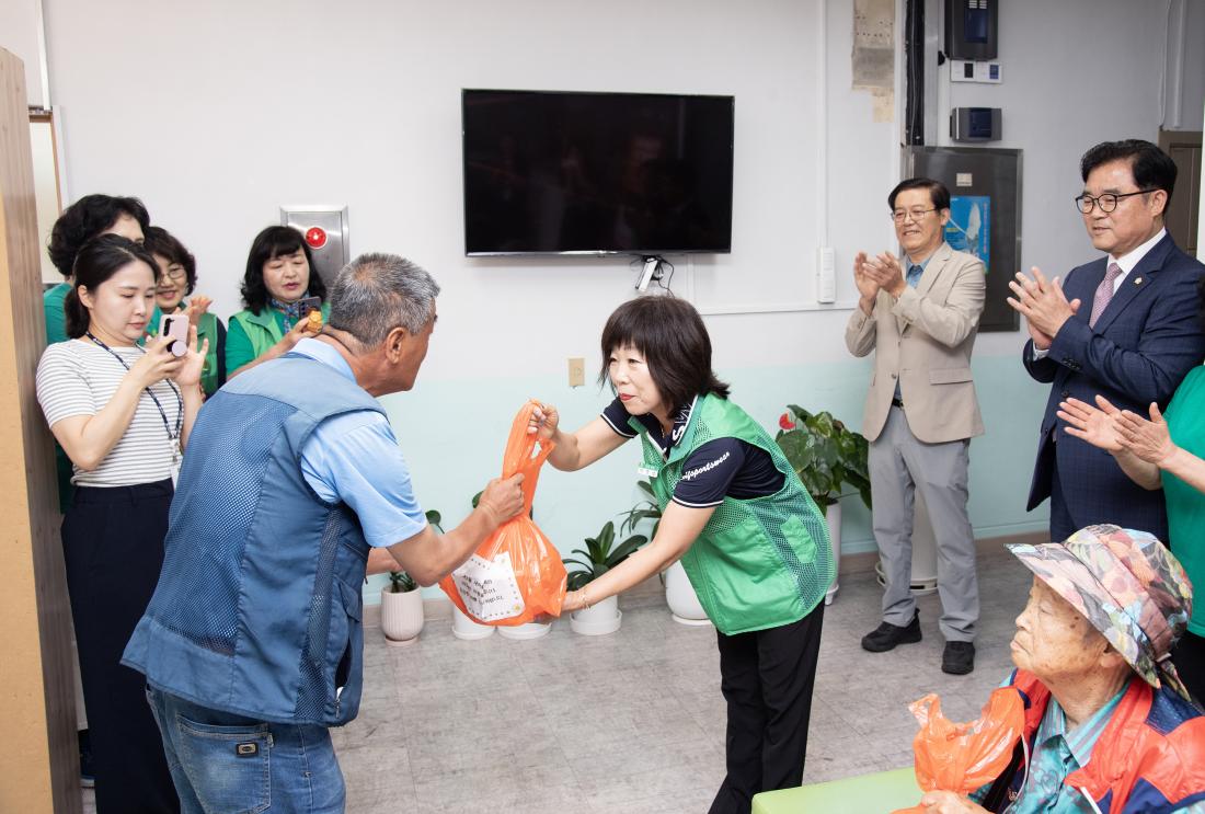 20250610_서1동 새마을부녀회 건강한 여름나기 삼계탕 나눔 행사_6.jpg