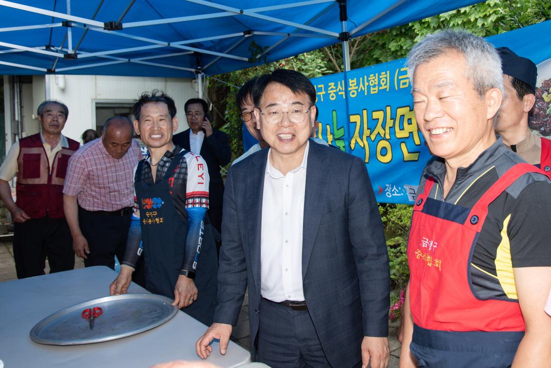 20250617_금성동 새마을부녀회.금정구 중식봉사협회, 금성동 어르신 짜장면 식사대접_4.jpg