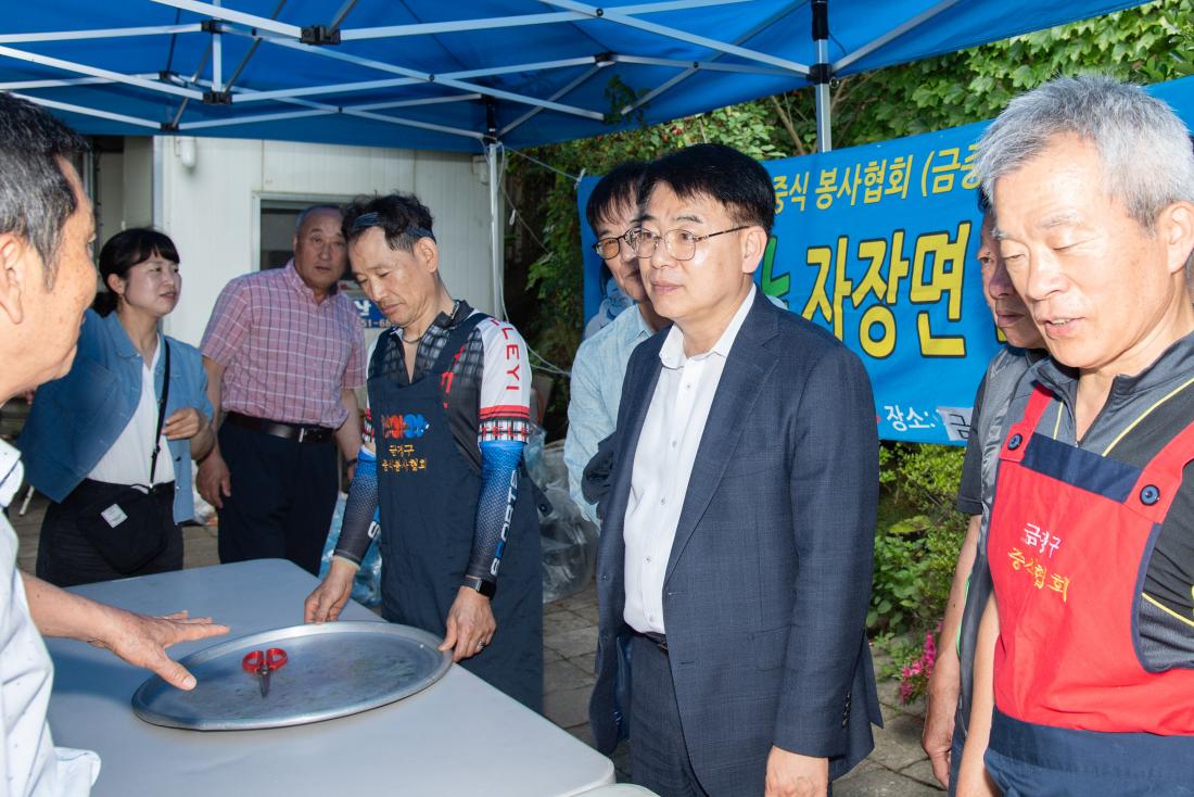 20250617_금성동 새마을부녀회.금정구 중식봉사협회, 금성동 어르신 짜장면 식사대접_5.jpg