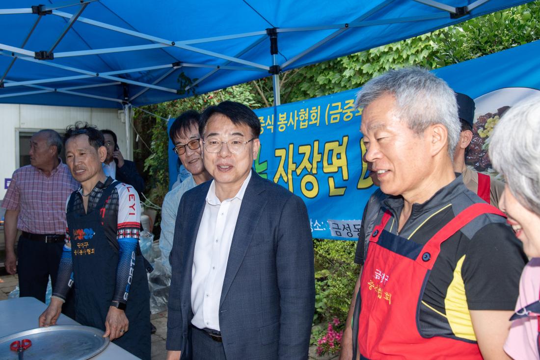 20250617_금성동 새마을부녀회.금정구 중식봉사협회, 금성동 어르신 짜장면 식사대접_3.jpg