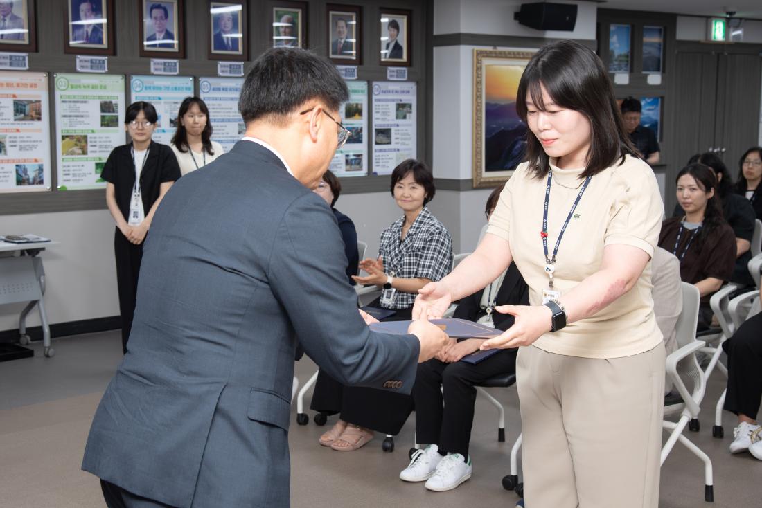 20250630_승진.전입.전보.신규 직원 임용장 수여식_11.jpg