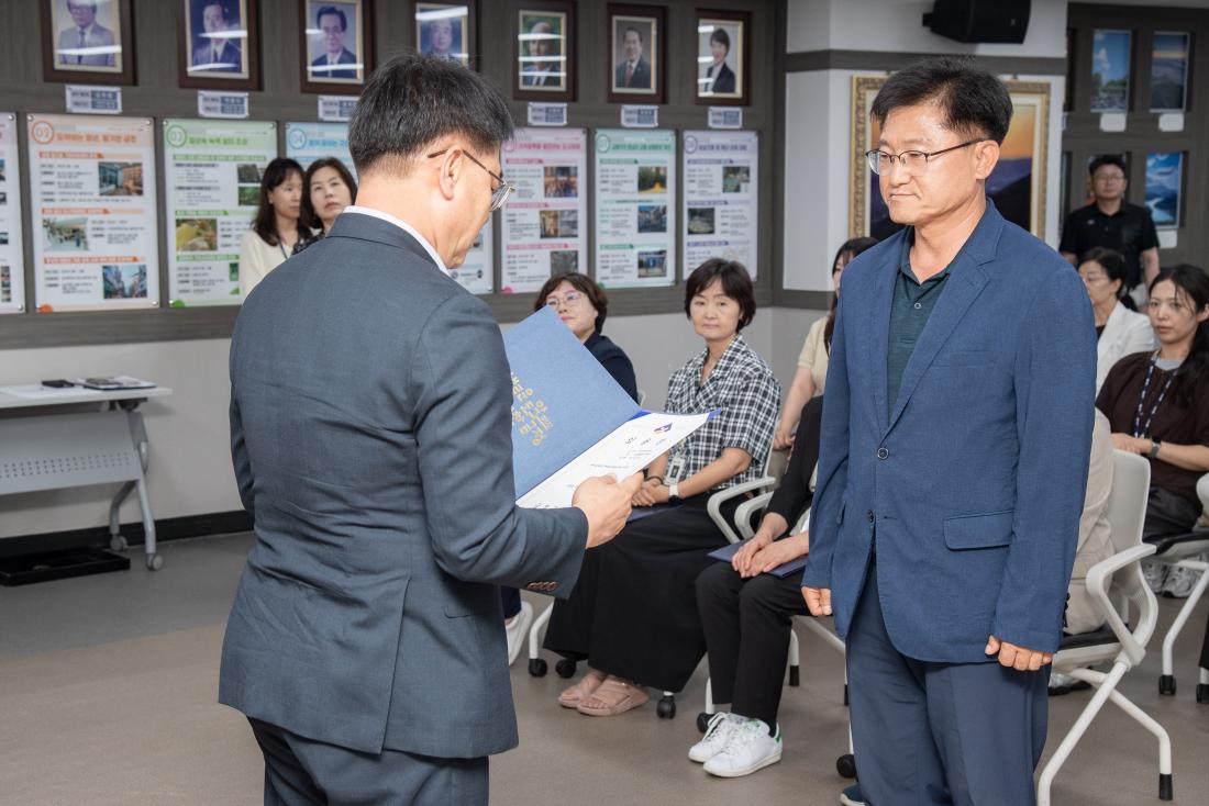 20250630_승진.전입.전보.신규 직원 임용장 수여식_24.jpg