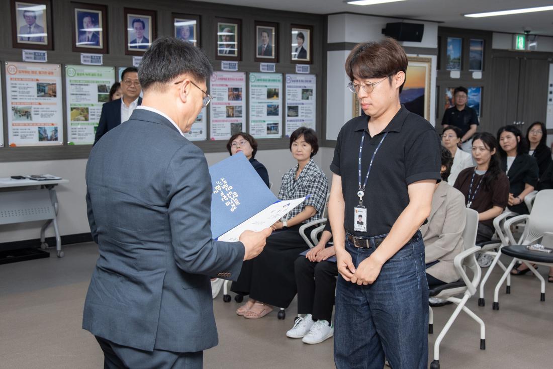20250630_승진.전입.전보.신규 직원 임용장 수여식_15.jpg