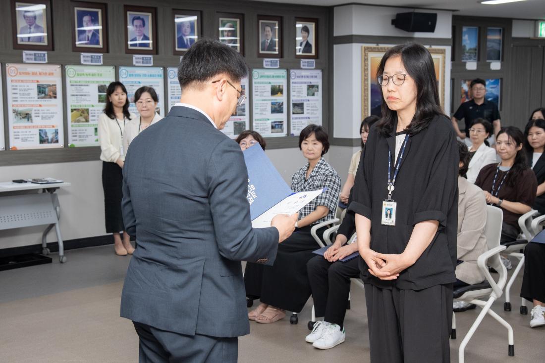 20250630_승진.전입.전보.신규 직원 임용장 수여식_27.jpg