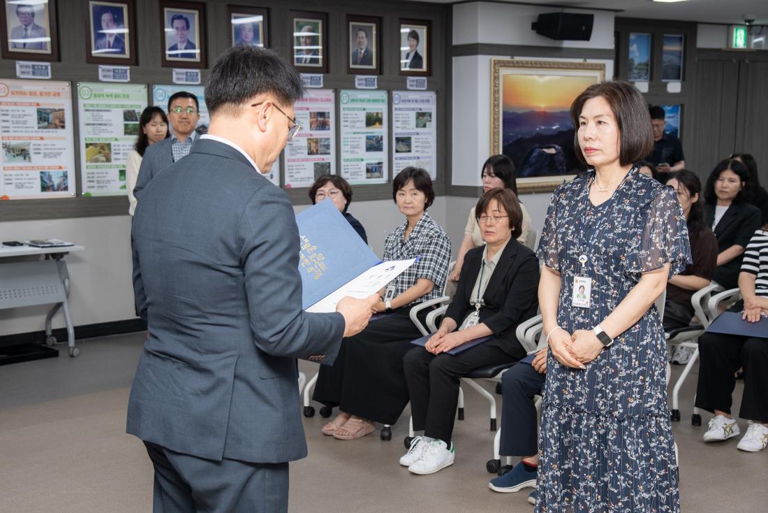 20250630_승진.전입.전보.신규 직원 임용장 수여식_25.jpg